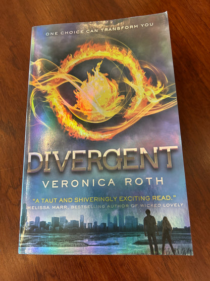 Divergent. Veronica Roth. 2011.