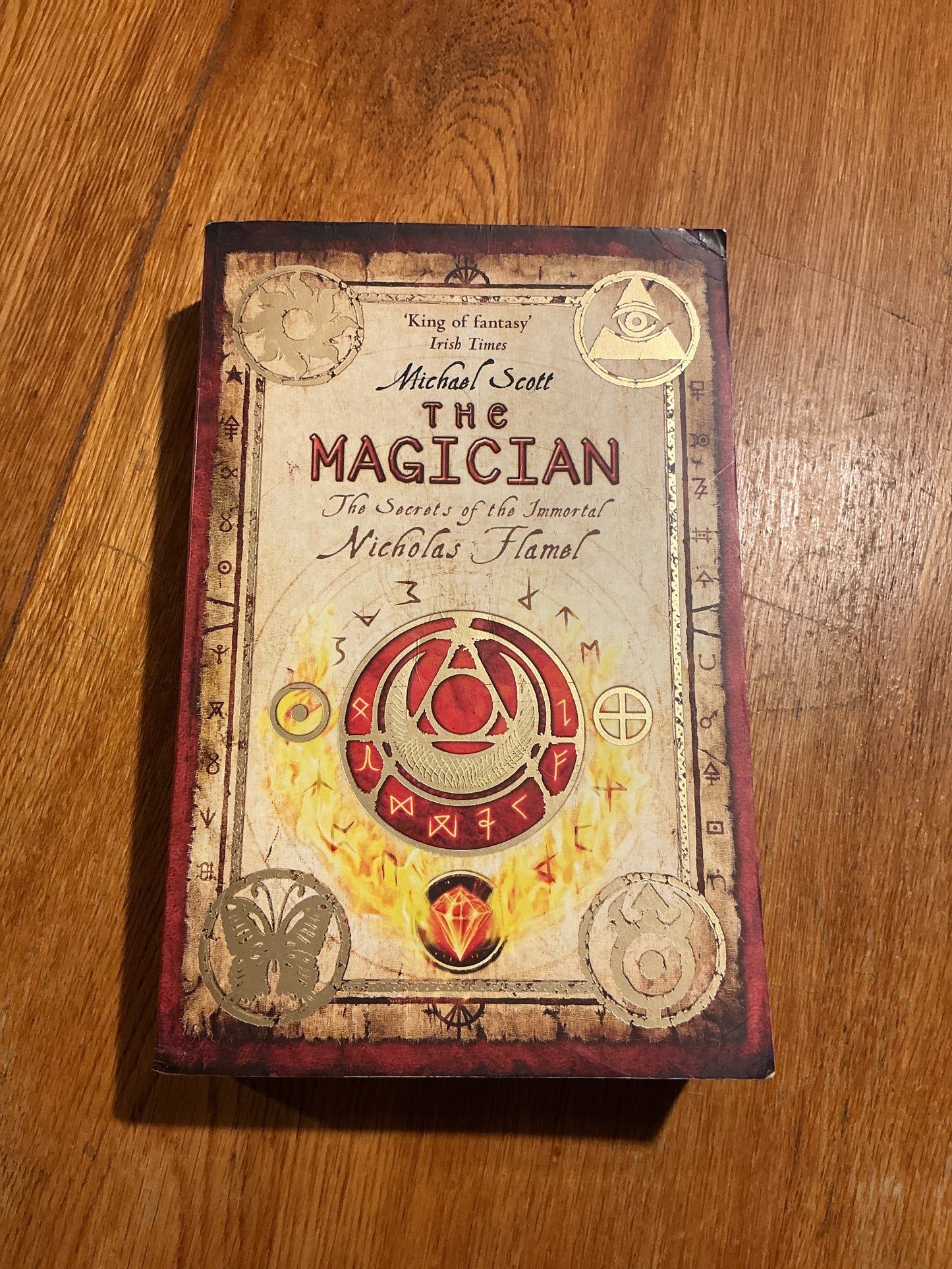The Magician: the secrets of the immortal Nicholas Flammel. Michael Scott. 2009.