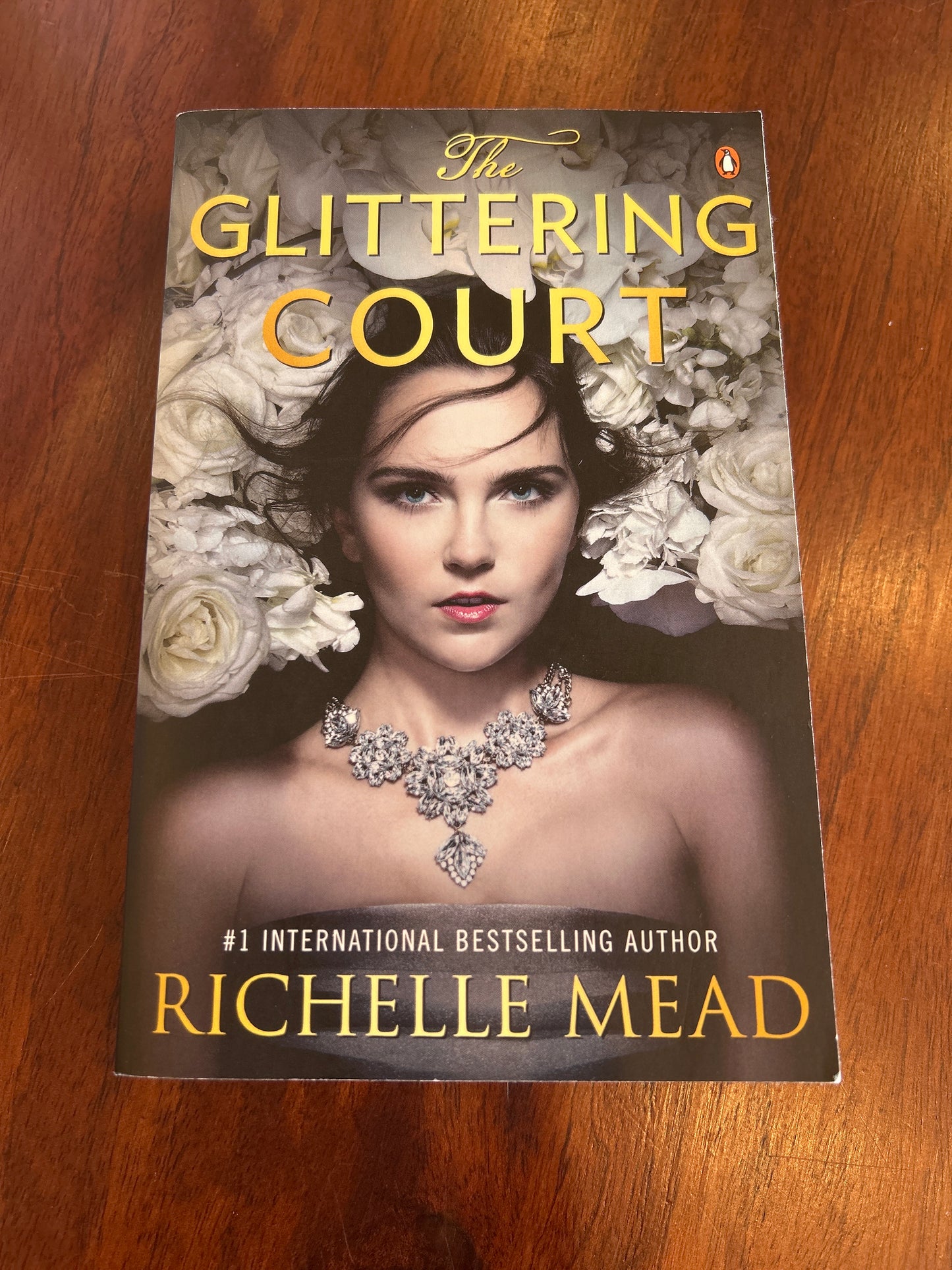 Glittering court. Richelle Mead. 2016.