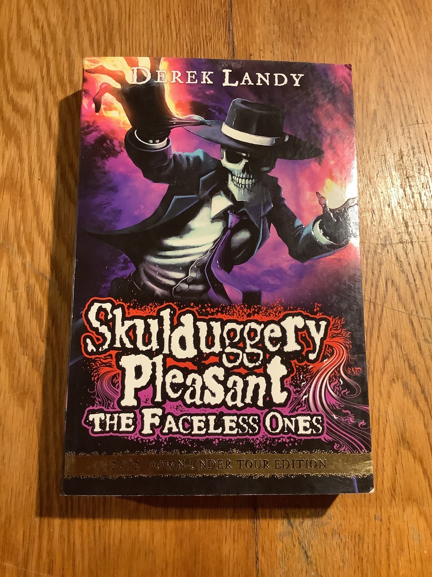 Skulduggery Pleasant: the faceless ones. Derek Landy. 2009.