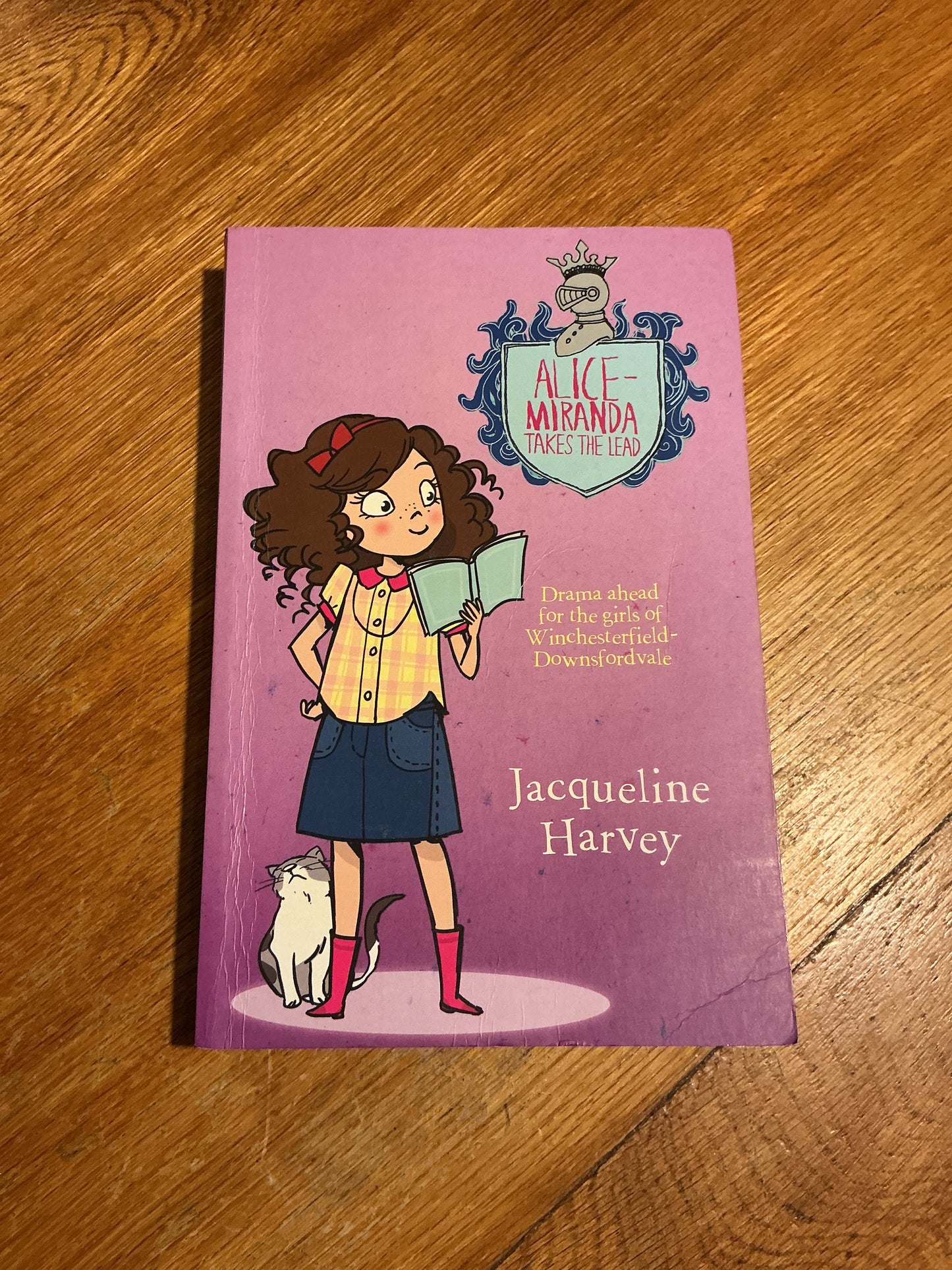 Alice-Miranda takes the lead. Jacqueline Harvey. 2011.