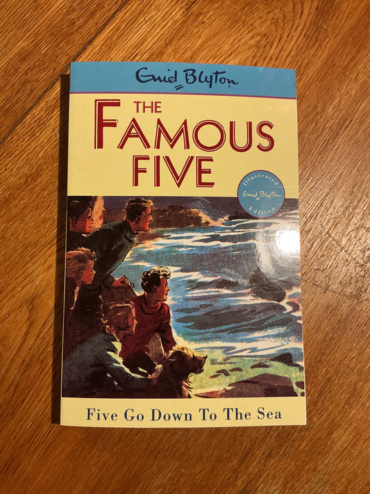 Five go down to the sea. Enid Blyton. 1997.
