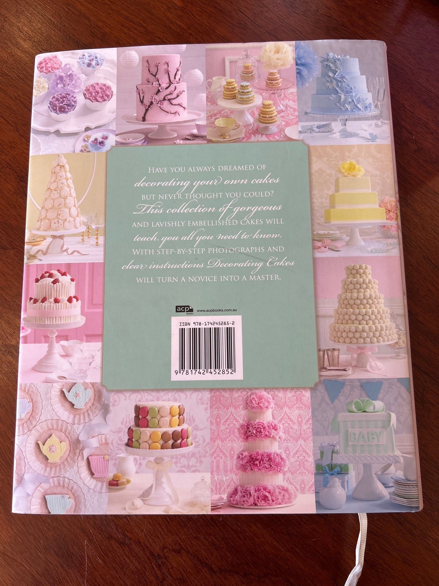 Decorating cakes. Australian Women’s Weekly. 2012.