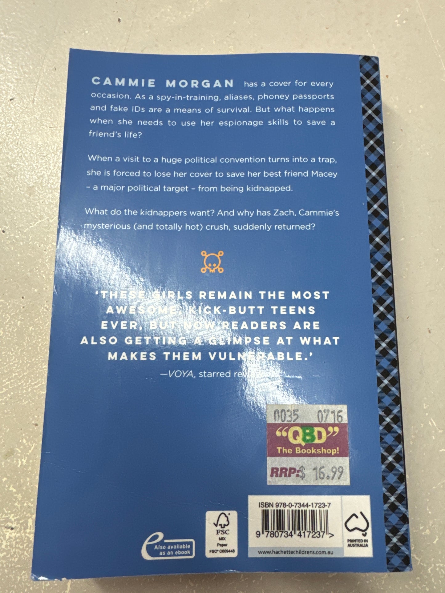 Don’t judge a girl by her cover. Ally Carter. 2016.