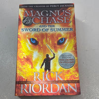 Magnus Chase and the sword of summer. Rick Riordan. 2015.