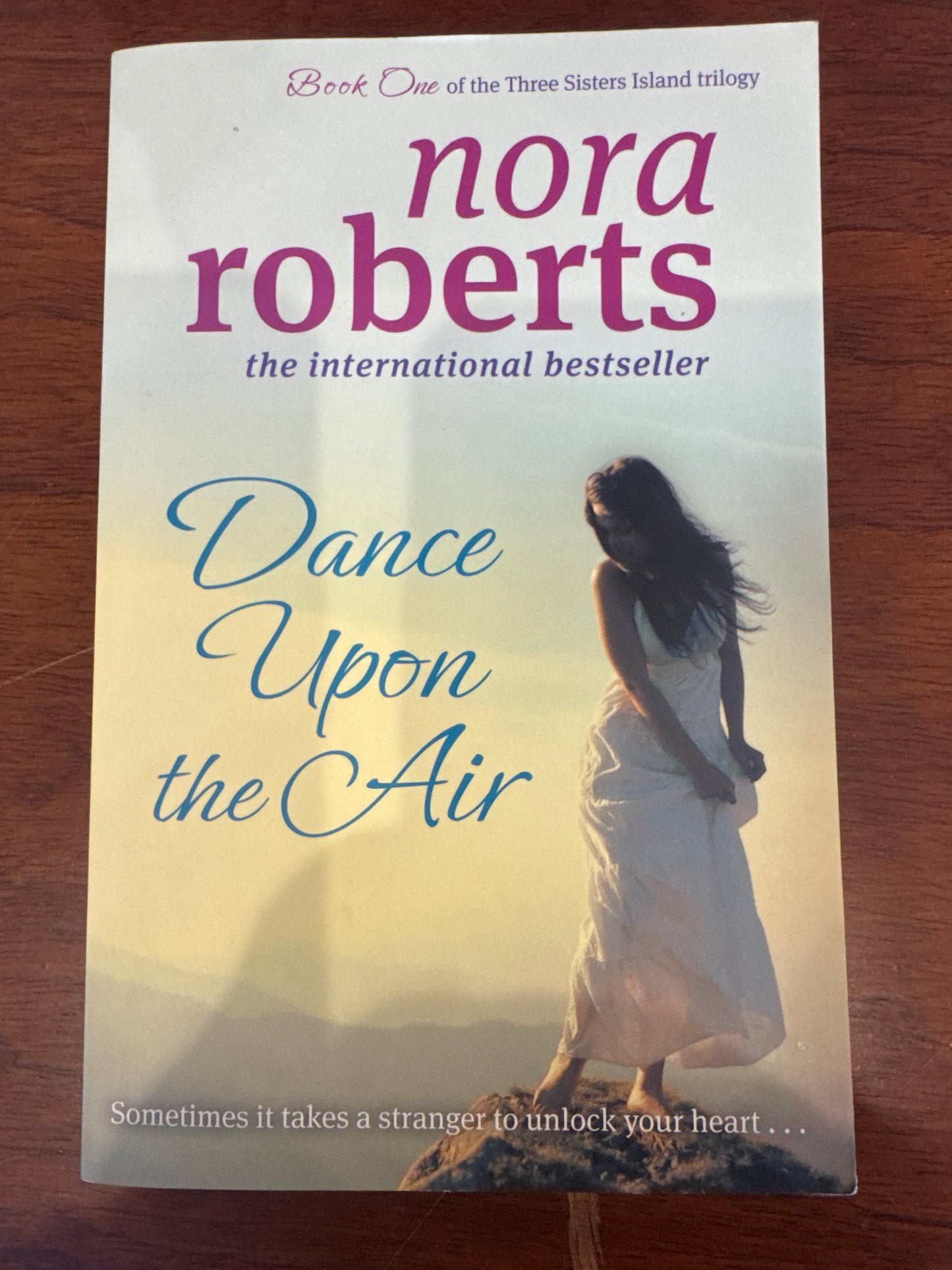 Dance upon the air. Nora Roberts. 2011.