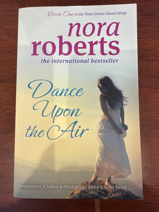 Dance upon the air. Nora Roberts. 2011.