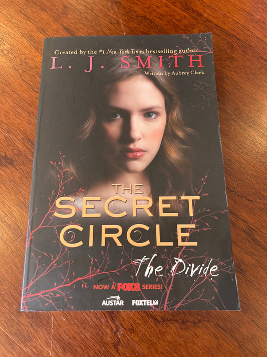 Secret Circle: the divide. L.J. Smith. 2012.