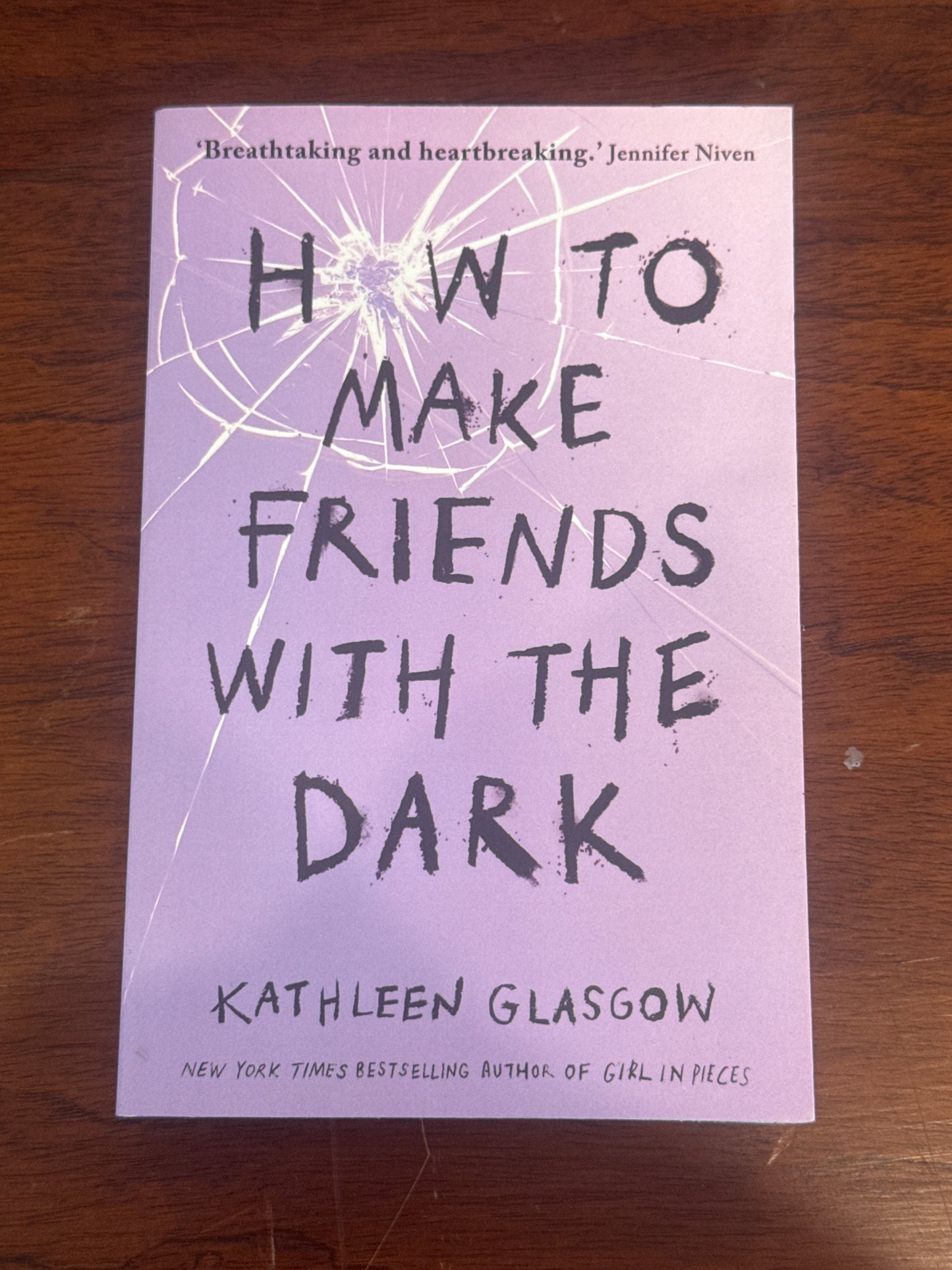 How to make friends with the dark. Kathleen Glasgow. 2022.
