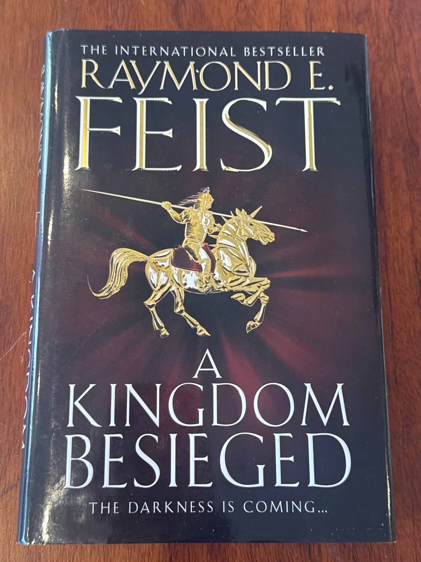 Kingdom beseiged. Raymond Feist. 2011.