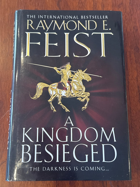 Kingdom beseiged. Raymond Feist. 2011.