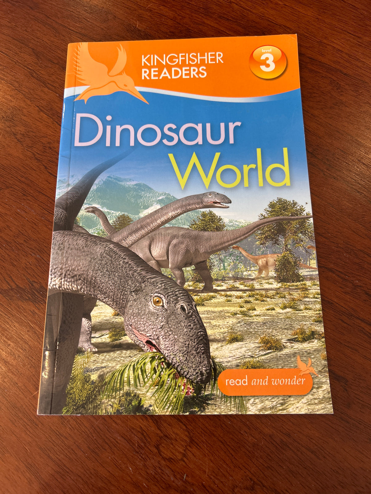 Dinosaur world. Claire Llewellyn. 2012.