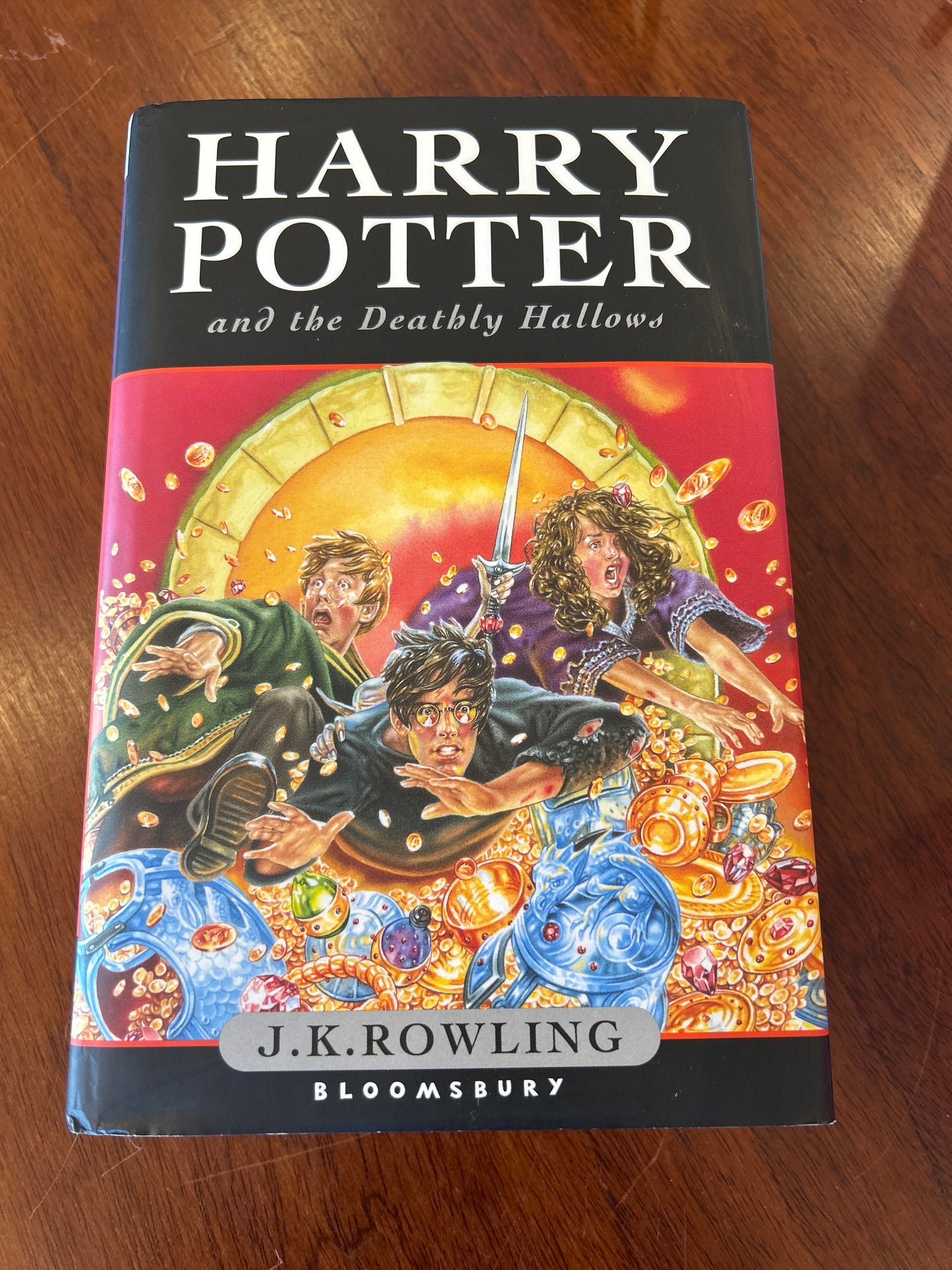 Harry Potter & the deathly hallows. J.K. Rowling.