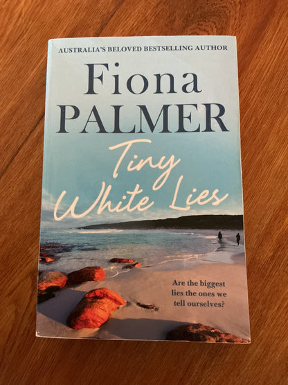 Tiny white lies. Fiona Palmer. 2020.