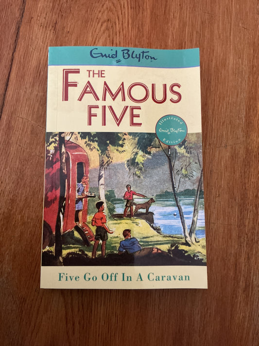 Five go off in a caravan. Enid Blyton. 2009.