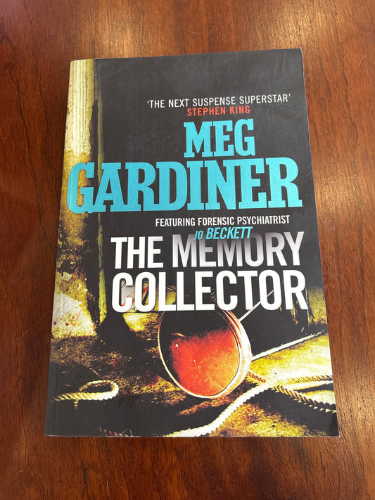 Memory collector. Meg Gardiner. 2009.