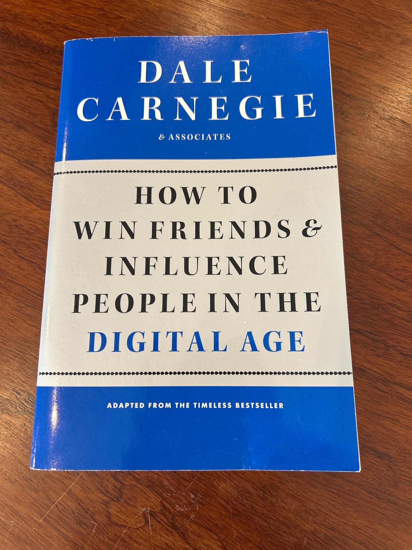How to win friends & influence people in the Digital Age. Brent Cole & Dale Carnegie. 2012.