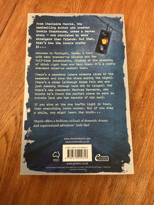 Midnight crossroad. Charlaine Harris. 2014.