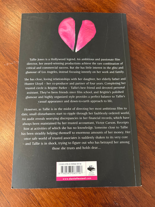 Betrayal. Danielle Steel. 2012.