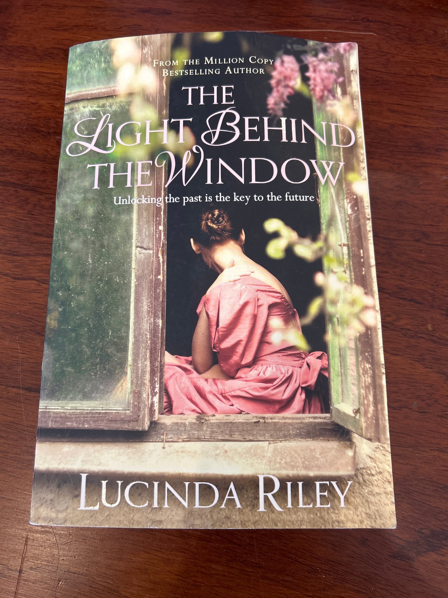 Light behind the window. Lucinda Riley. 2012.