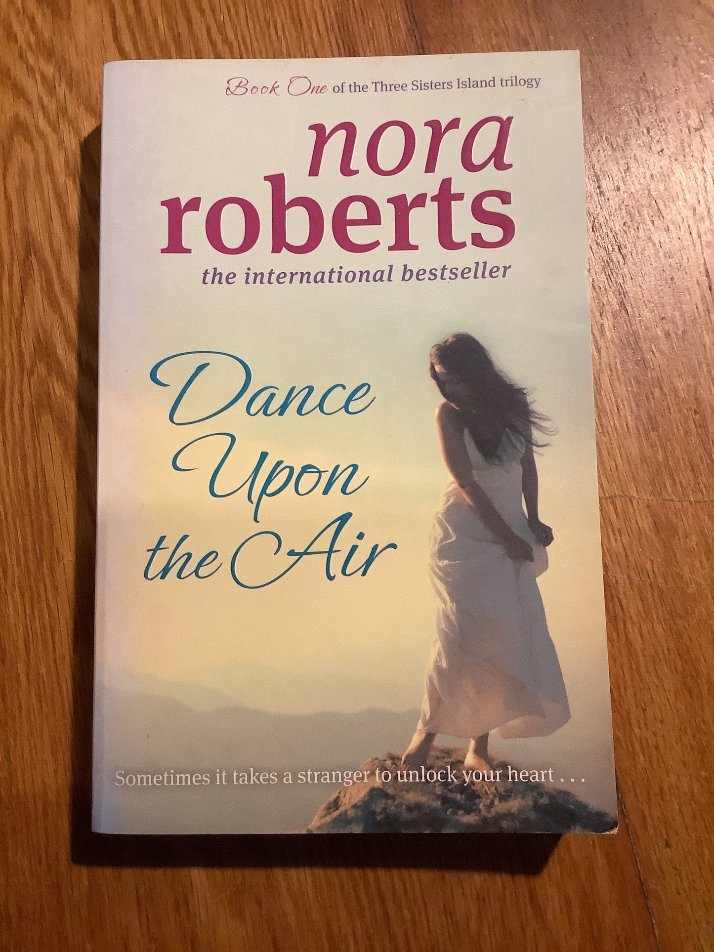 Dance upon the air. Nora Roberts. 2011.