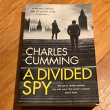 Divided spy. Charles Cumming. 2016.