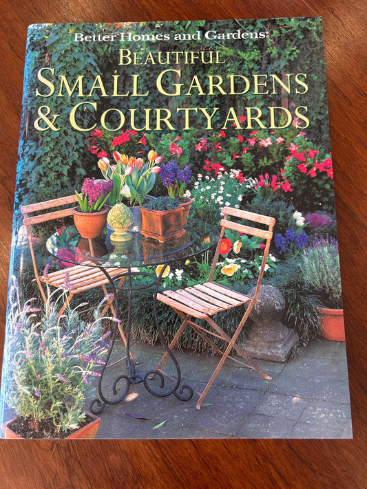 Beautiful small gardens & courtyards. John Mann. 1999.