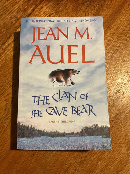 Clan of the cave bear. Jean Auel. 2010.