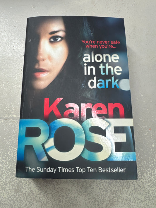 Alone in the dark. Karen Rose. 2015.