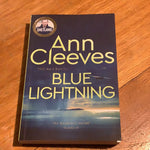 Blue lightning. Ann Cleeves. 2021.