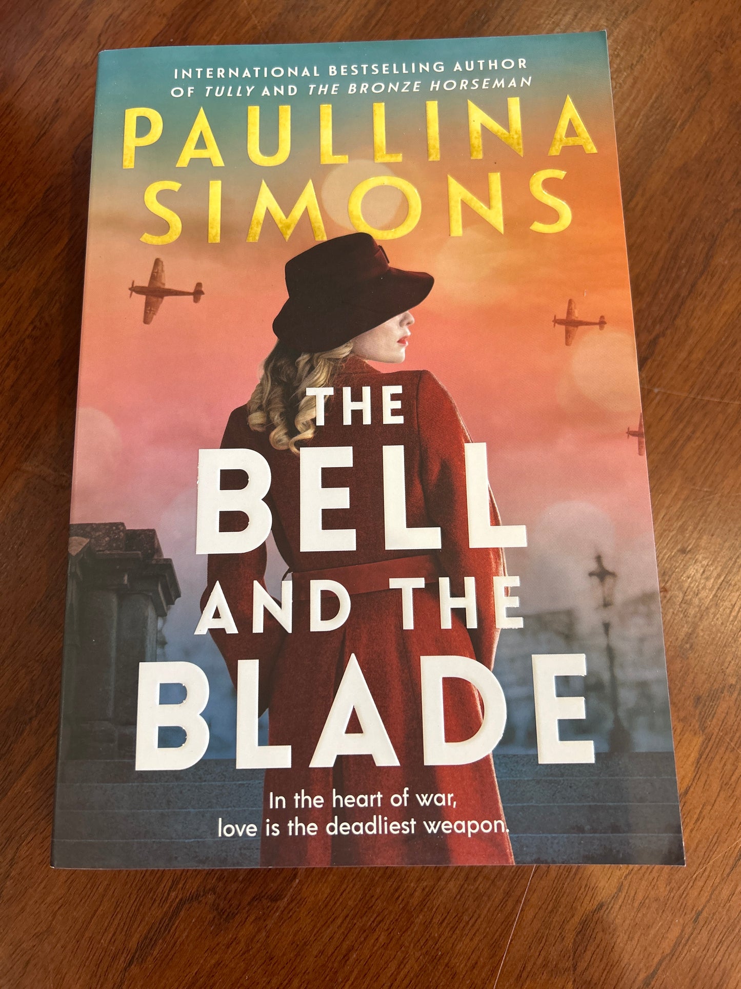 Bell and the blade. Paullina Simons. 2025.