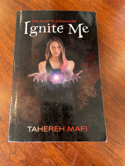 Ignite me. Tahereh Mafi. 2014.