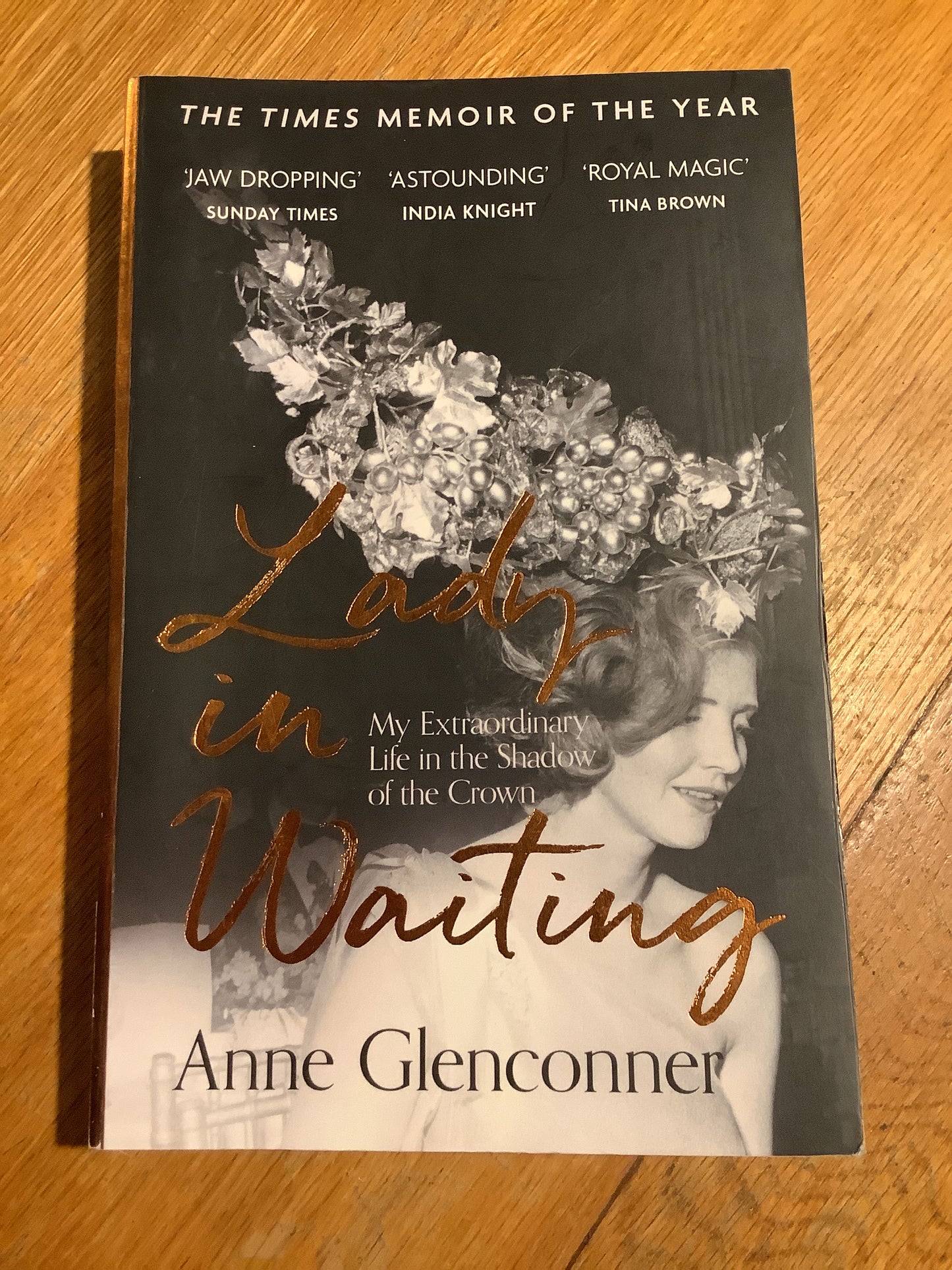 Lady in waiting: my extraordinary life in the shadow of the Crown. Anne Glenconner. 2020.