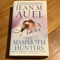 Mammoth hunters. Jean Auel. 2011.