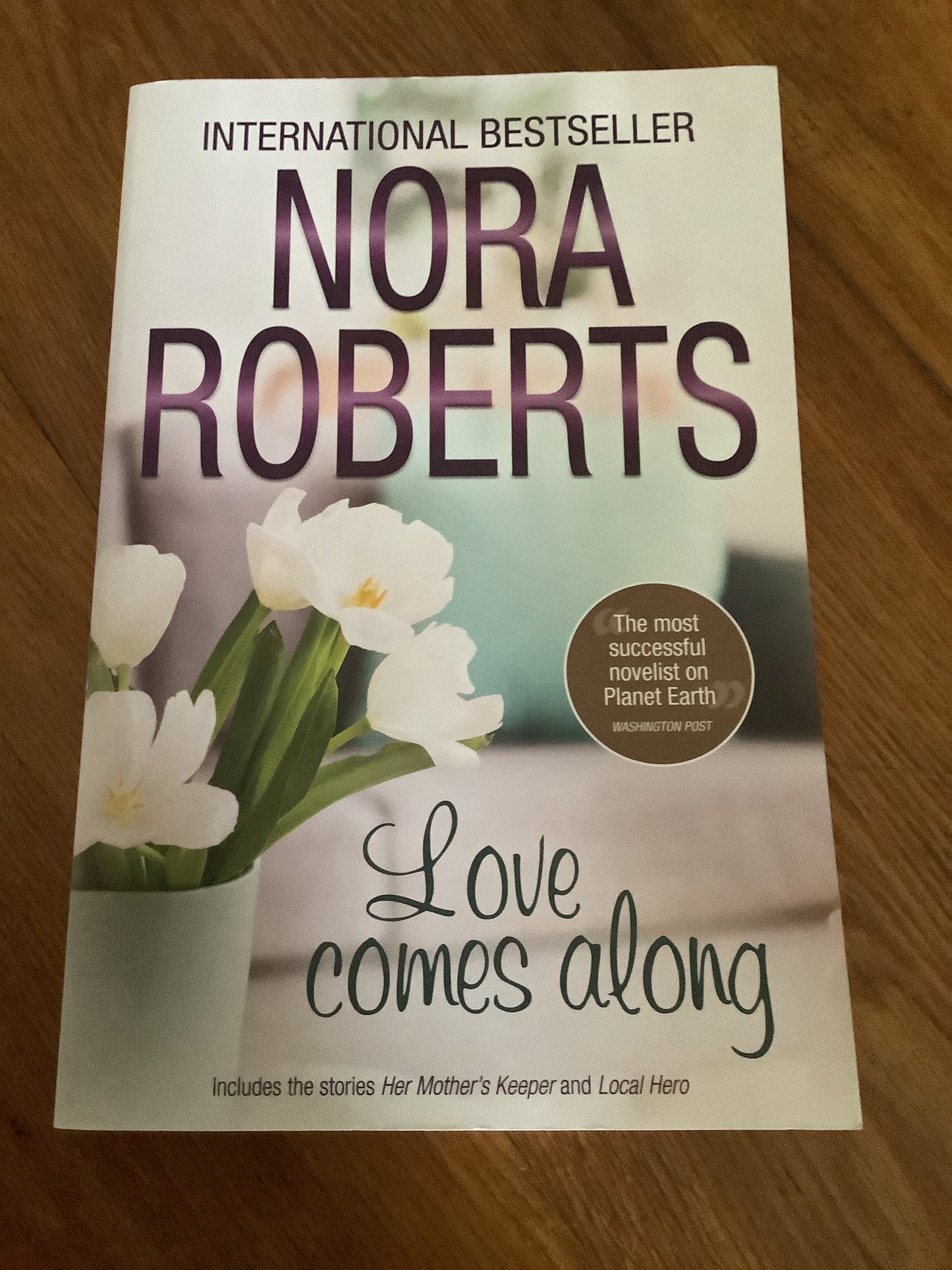 Love comes along. Nora Roberts. 2014.