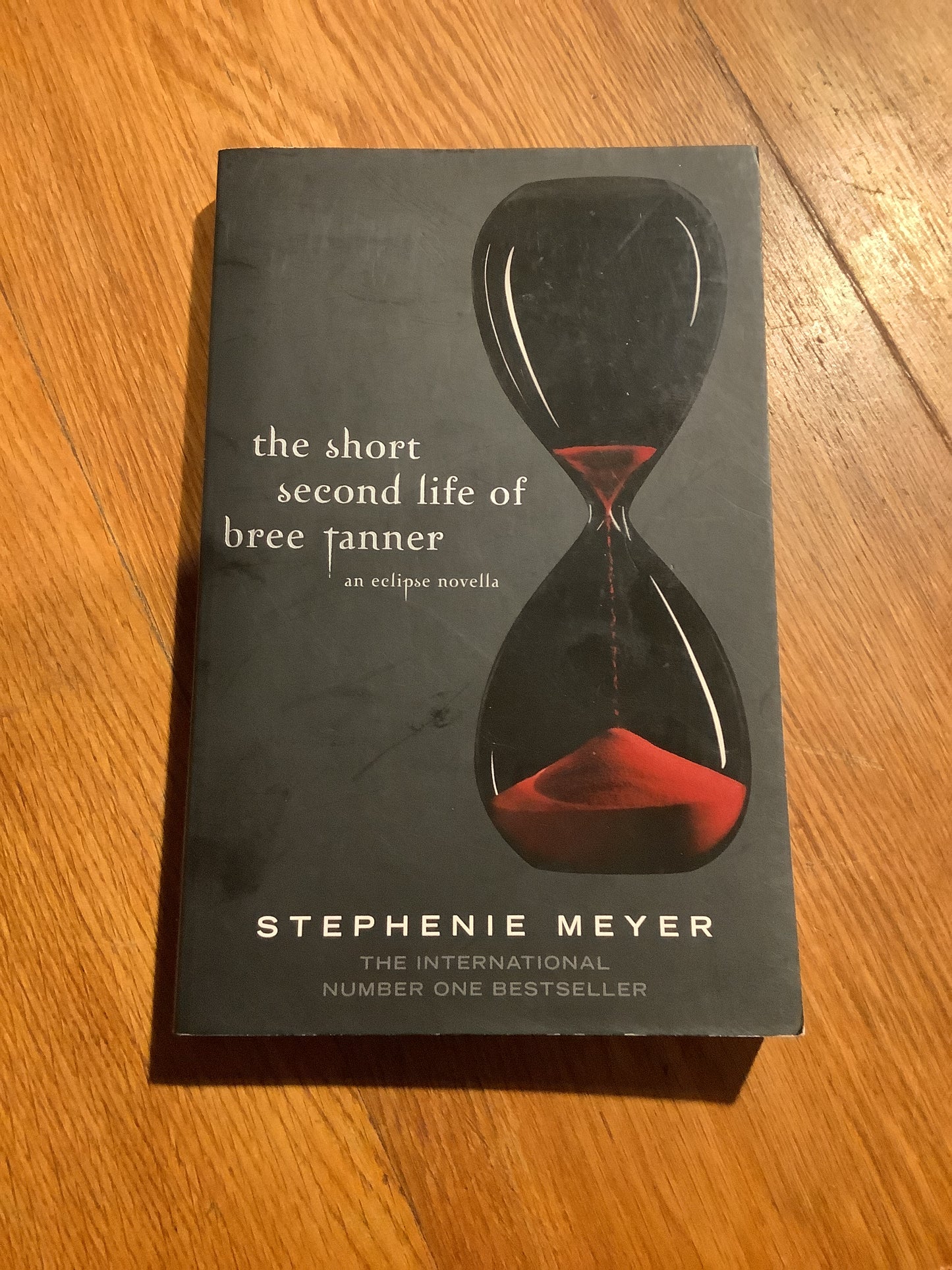 Short second life of Bree Tanner. Stephenie Meyer. 2011.