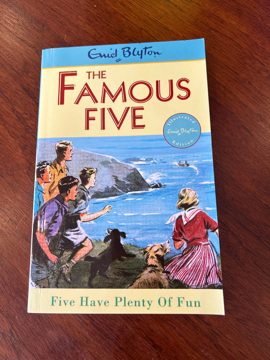 Five have plenty of fun. Enid Blyton. 1997.