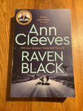 Raven black. Ann Cleeves. 2006