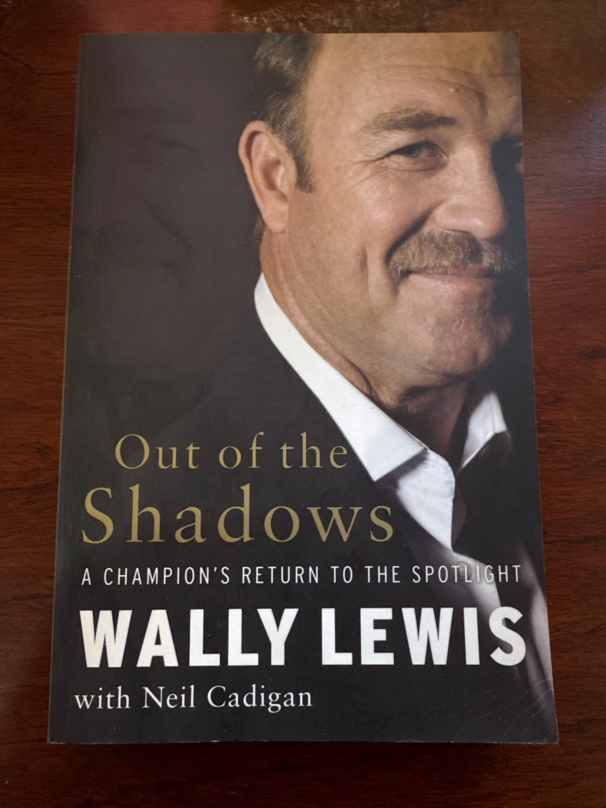 Out of the Shadows. Wally Lewis with Neil Cadigan. 2009.