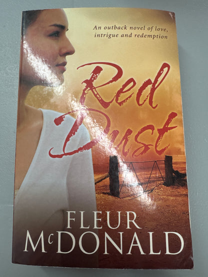 Red dust. Fleur McDonald. 2009.