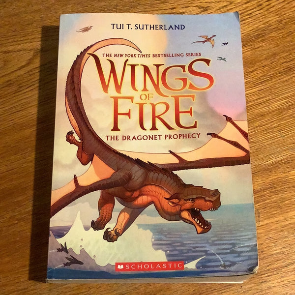Wings of fire: the Dragonet prophecy. Tui T. Sutherland. 2012.