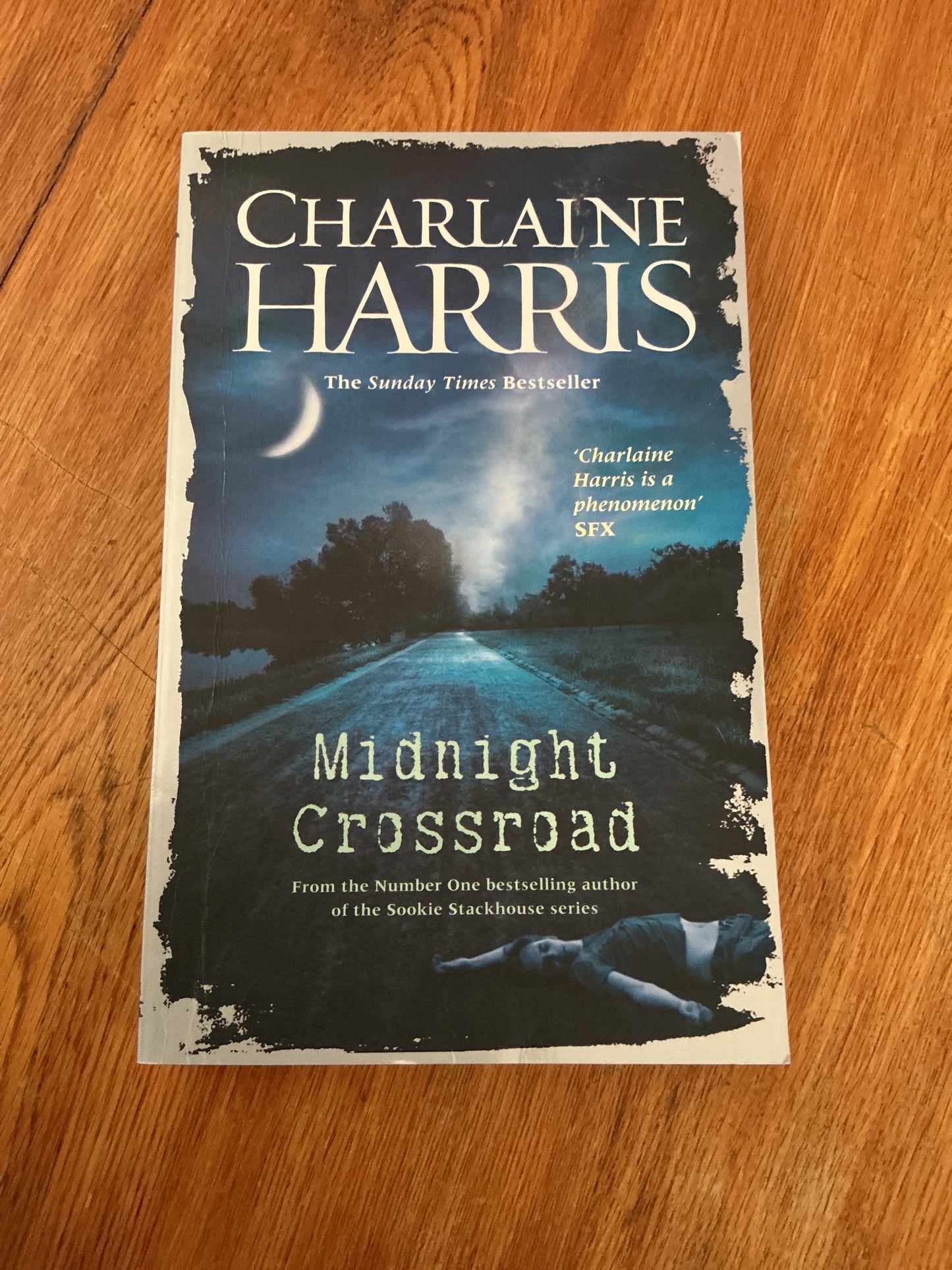 Midnight crossroad. Charlaine Harris. 2014.