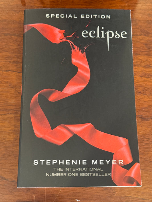 Eclipse. Stephenie Meyer. 2008.