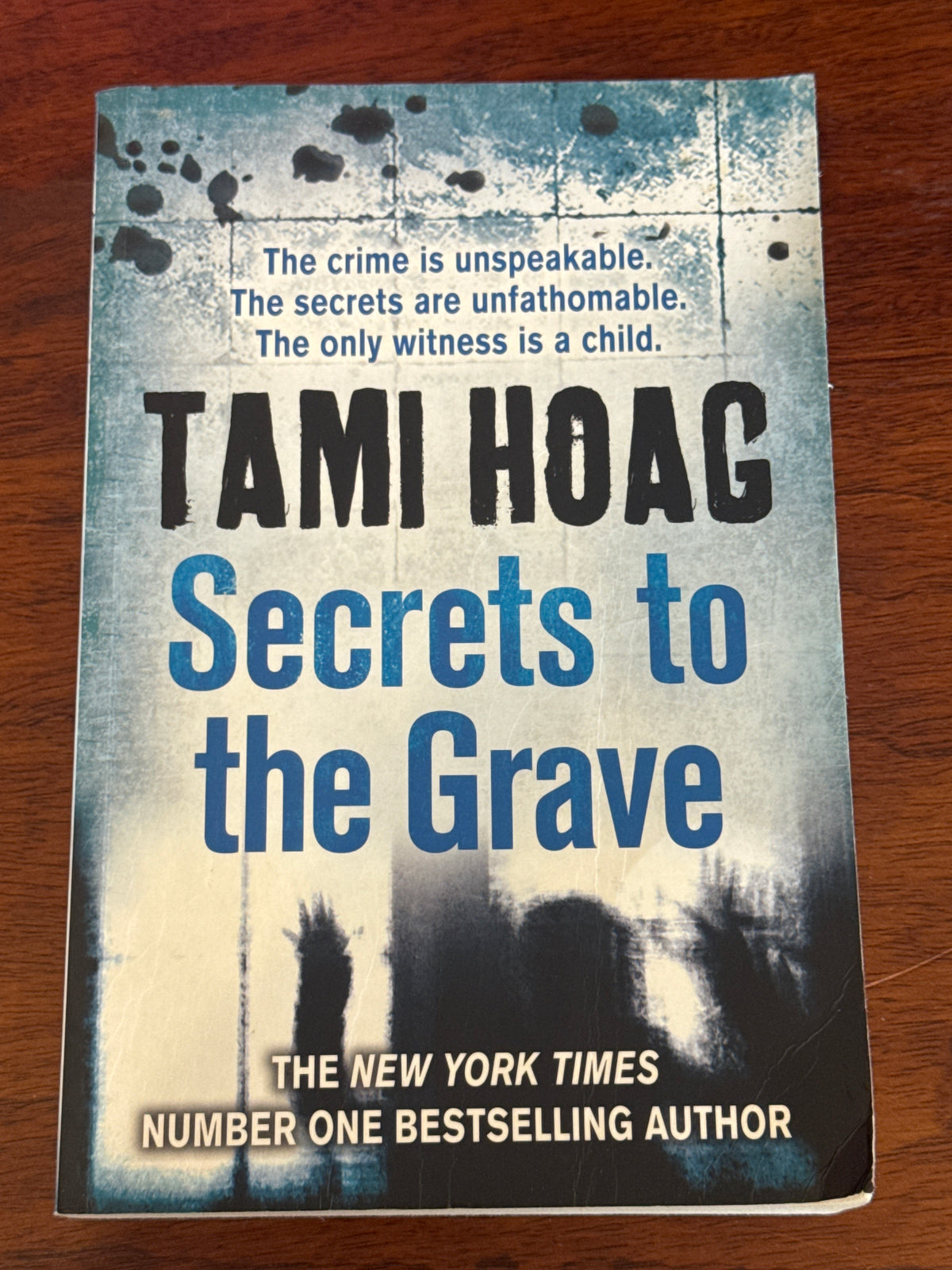 Secrets to the Grave. Tami Hoag. 2010.