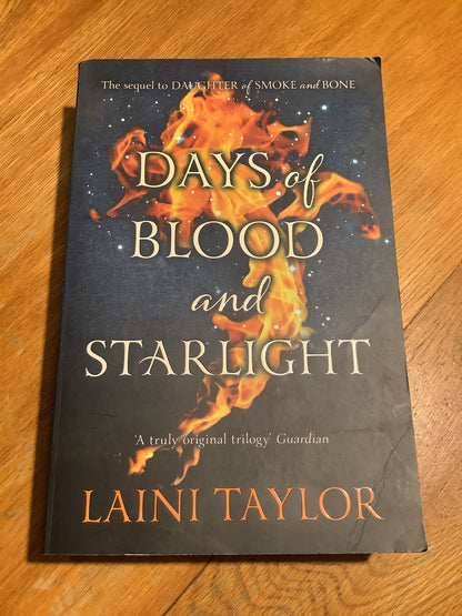 Days of blood and starlight. Laini Taylor. 2012.