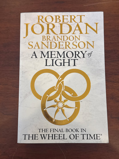 Memory of light. Robert Jordan & Brandon Sanderson. 2013.