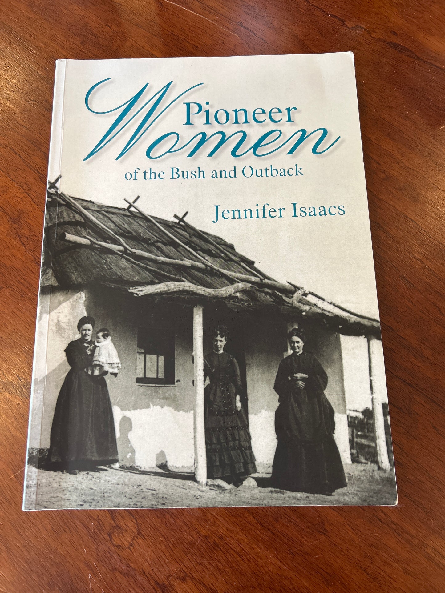 Pioneer women of the bush and outback. Jennifer Isaacs. 2009.