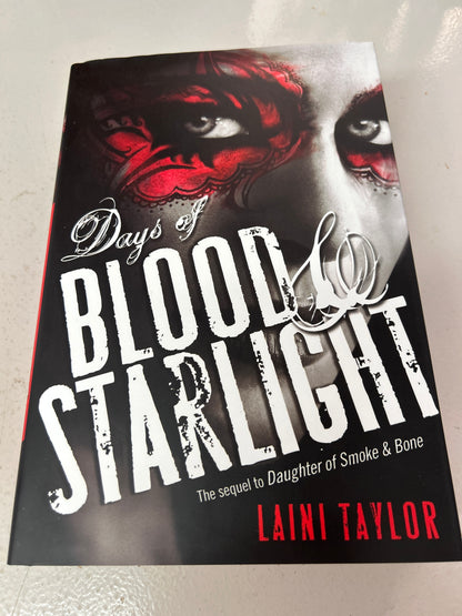 Days of blood and starlight. Laini Taylor. 2012.