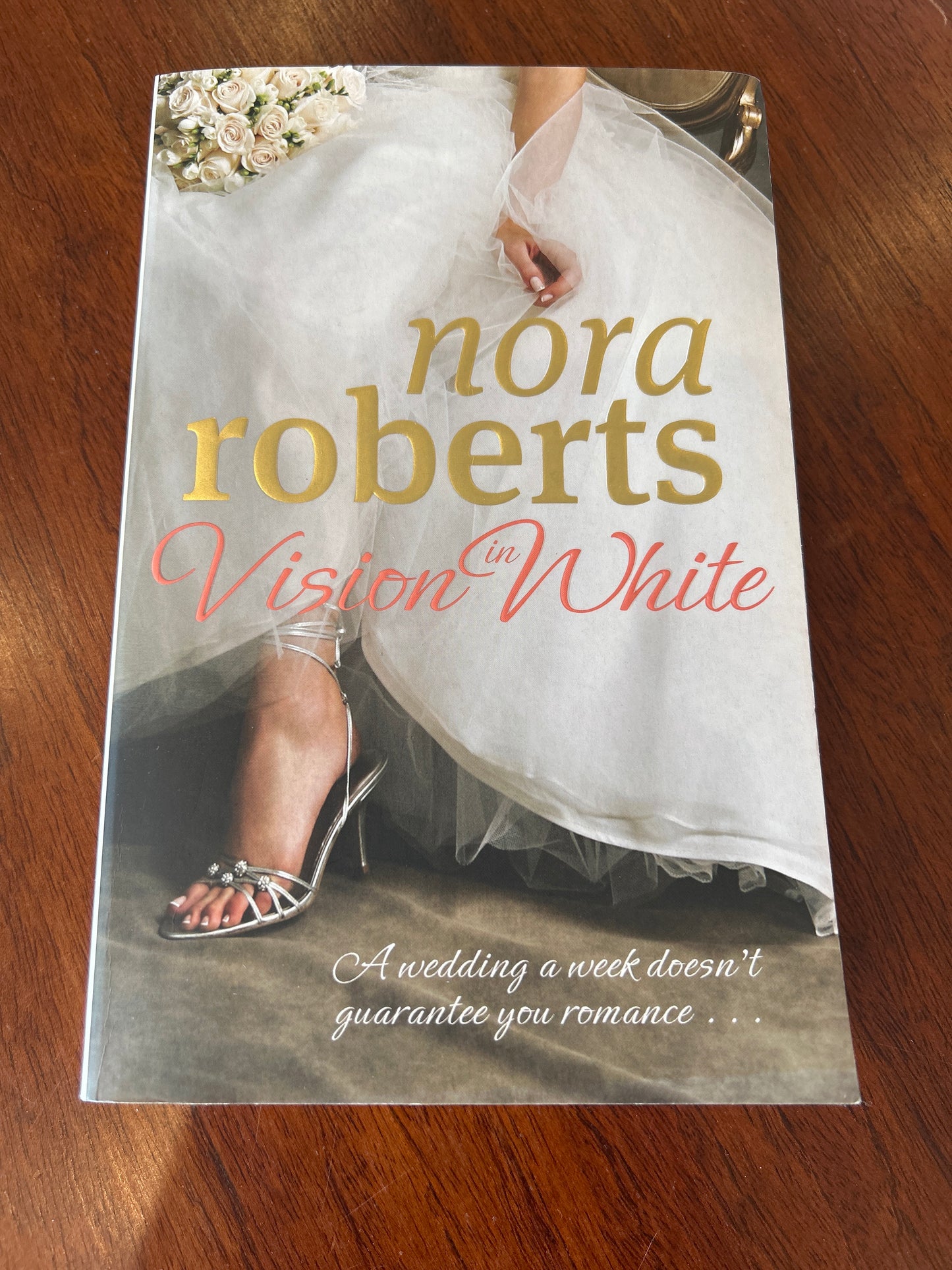 Vision in white. Nora Roberts. 2009.