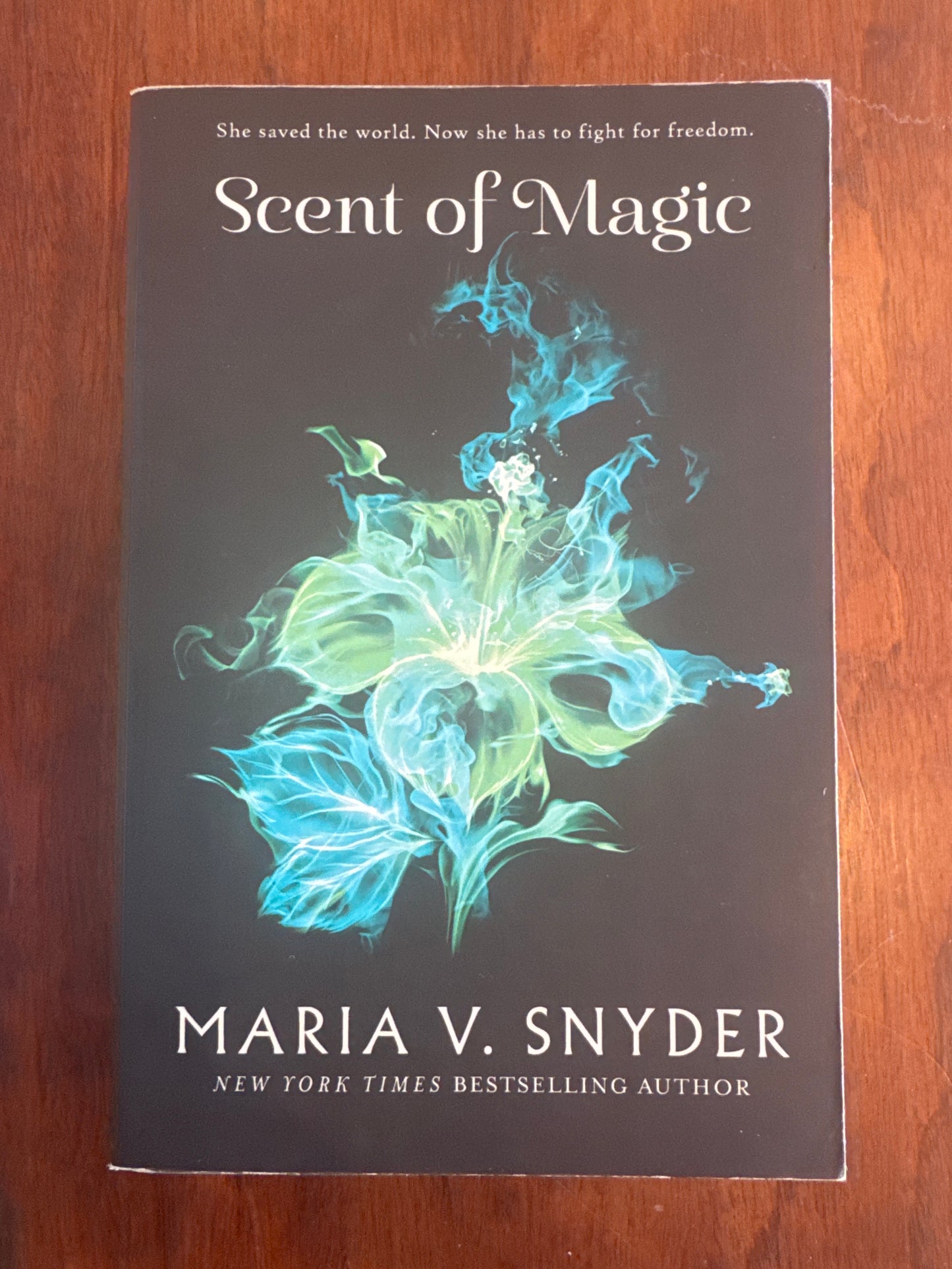 Scent of magic. Maria Snyder. 2013.